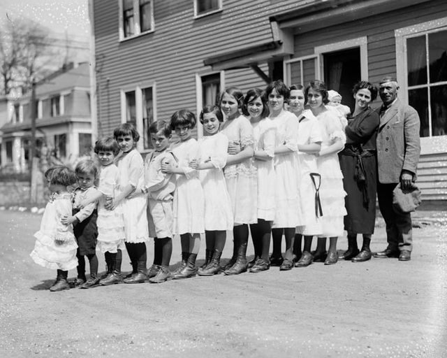 There Are 13 Kids In This Family, All Lined Up In a Row: How Does The Big Family Fit In a Car?