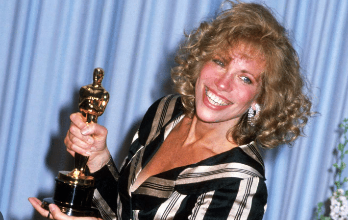 A Music Icon’s Resilience Amidst Cancer Battles. How does Carly Simon look today at 80