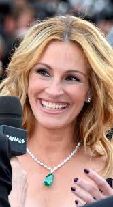 Julia Roberts, 56, Debuts Shorter Layered Haircut Just after Changing Hair Color: Pics of Her New Stunning Look