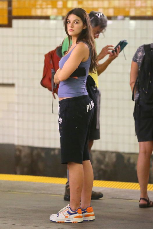 Katie Holmes’ look-alike daughter Suri Cruise, 18, wears tank top and shorts as teen waits for subway in New York