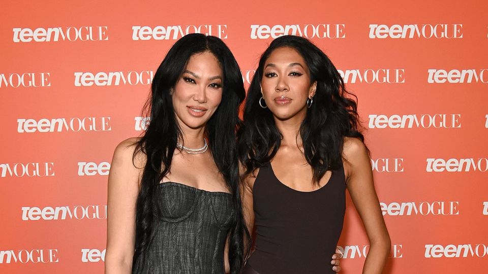 Aoki Lee Simmons quitting modeling after battling comparisons to her catwalk vet mother Kimora